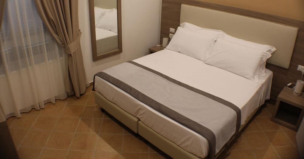 Hotiday Room Collection - Napoli Residenza Scarlatti Nápoles Exterior foto